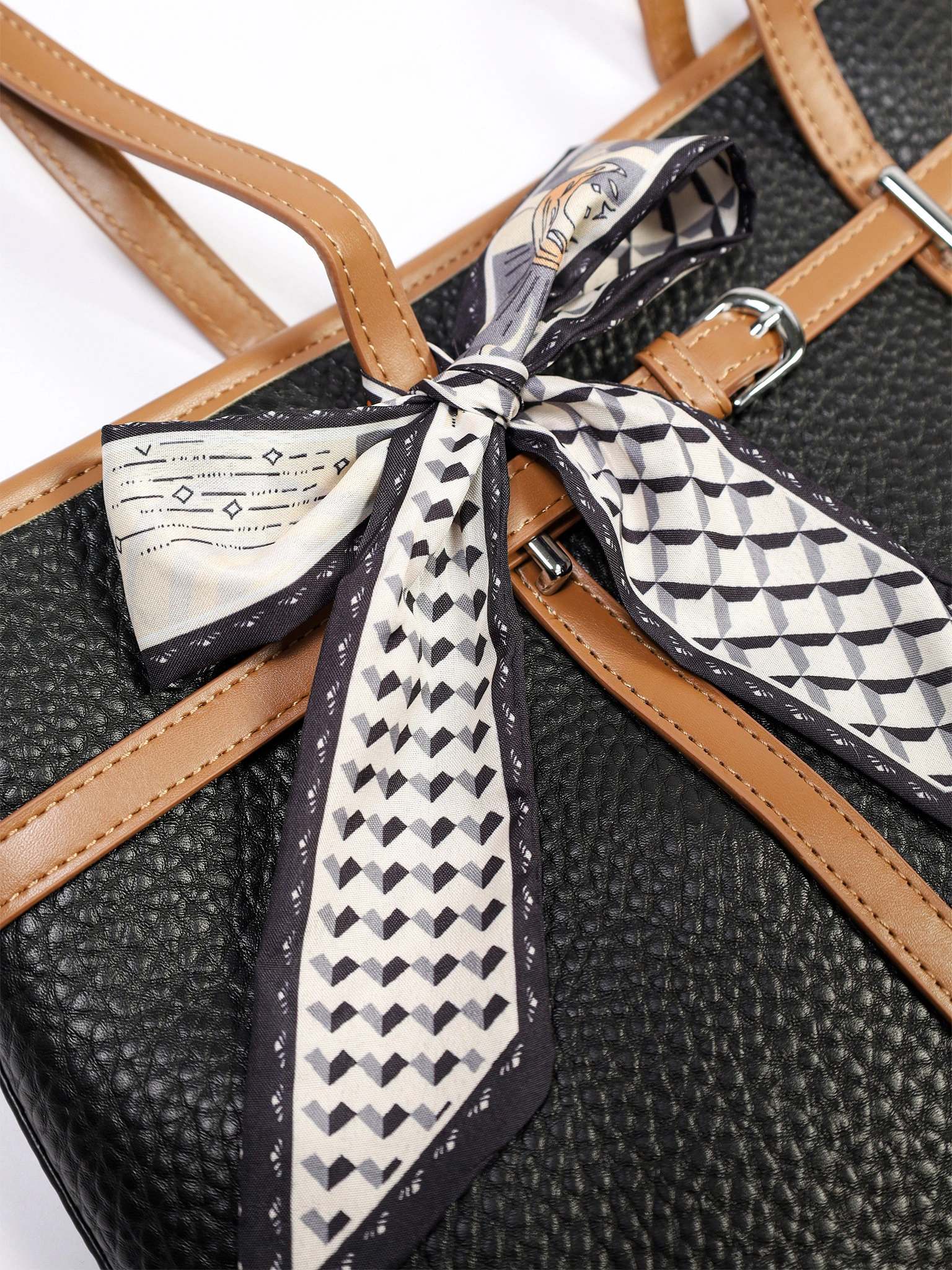 Сумка-тоут с контрастными ручками и ремешком с пряжкой в ассортименте